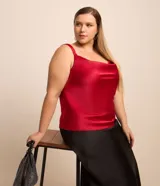 Musculosa de poliéster satinado color rojo, con escote drapeado, breteles finos ajustables y forro en el busto.