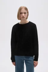 Sweater marrón de punto con textura trenzada, cuello redondo y mangas largas.