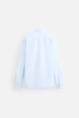 Camisa celeste a rayas verticales blancas, de corte recto, con cuello italiano abierto, manga larga con puños abotonados y cierre frontal con botones.