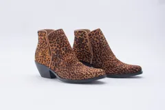 Botinetas texanas de caña corta con estampado animal print, taco bajo y aberturas laterales.
