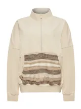 Buzo color beige con cierre parcial y bolsillo tipo canguro con tejido de punto a rayas horizontales en tonos marrones.
