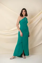 Vestido largo de fiesta color verde esmeralda, con escote asimétrico de un solo hombro y abertura en la pierna. Diseño drapeado y confeccionado en tejido con spandex.