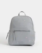 Mochila gris con bordado de flores, bolsillo frontal con cierre, correas regulables, manija superior, acceso mediante cierre superior, puller de material principal, bolsillos laterales y tag de cuerina.