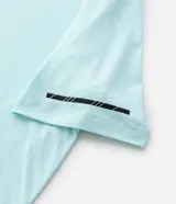 Remera deportiva celeste de poliéster y elastano, con cuello redondo, mangas cortas y tecnología dry fit.