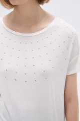 Remera blanca de viscosa con cuello redondo y apliques de strass.