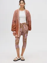 Calza 3/4 de lycra con estampado abstracto en tonos marrones, verdes y rosados.