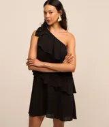 Vestido corto blanco de chiffon con un solo hombro y volados superpuestos.