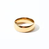 Anillo de acero dorado con acabado brillante y diseño simple.