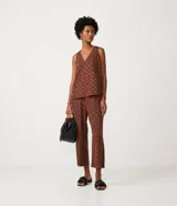 Blusa sin mangas color marrón con estampado de hojas, cuello de pico y textura jacquard.