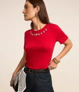 Blusa roja de mangas cortas confeccionada en viscosa con cuello redondo con apliques brillantes en formas florales.