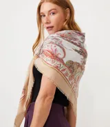 Pañuelo cuadrado con estampado paisley y barra deshilachada.