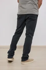 Pantalón de pana color beige, de corte recto y tiro medio.