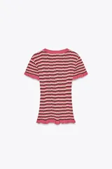 Camiseta de punto con rayas horizontales en tonos rosa, marrón y beige. Tiene cuello redondo con ribete y mangas cortas con volantes en los extremos.