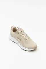 Zapatillas deportivas negras de tela transpirable con cordones a tono y suela blanca de 3cm de alto.