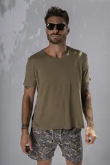Remera color verde oliva de manga corta y cuello redondo.