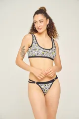 Tanga estampada de tiro alto con doble ajuste lateral.