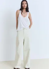 Pantalón de jean color crudo, corte wide leg, tiro medio, con bolsillos delanteros y traseros.