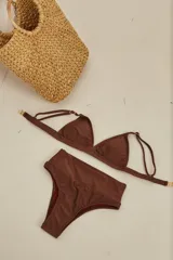 Conjunto de bikini marrón acanalado, compuesto por un corpiño de triángulo fijo con breteles regulables y almohadillas desmontables, y una bombacha vedetina de tiro alto.