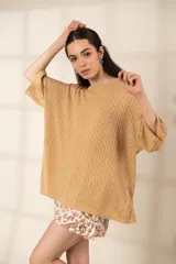 Remerón tejido color ocre, de corte oversize, con mangas 3/4 y cuello redondo.