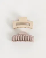 Set de dos broches para el pelo tipo pinza, de plástico mate, uno color beige y otro color lila.