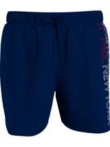 Short de baño azul marino con cintura elástica ajustable con cordón. Estampado vertical con el logo de Tommy Hilfiger en blanco y rojo en la pierna derecha.
