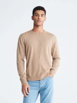 Sweater de lana merino color beige, con cuello redondo y logo bordado en el pecho.