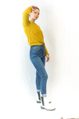 Sweater mostaza de punto acanalado con cuello redondo y mangas largas.