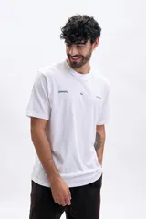 Remera blanca de manga corta con estampa gráfica en la espalda con el texto "[ARCH. STUDIO]", un diseño de líneas onduladas y el texto "[ERROR] file not found YOU'RE ALLOWD TO STARTSLOW".