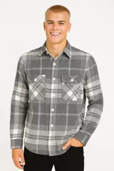 Camisa manga larga gris a cuadros blancos, con cuello clásico, cierre con botones y dos bolsillos con solapa abotonada en el pecho.