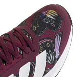 Championes Adidas Dropset Control de mujer, color borgoña con estampado floral, detalles en negro y blanco, y las tres tiras características de la marca en color plateado.