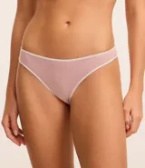 Kit de dos bombachas bikini tipo hilo, una blanca y otra rosa, con cintura elástica contrastante.