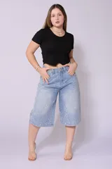 Bermuda de jean celeste con corte ancho y detalles de brillos blancos.