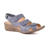 Sandalia de cuero sintético color celeste con plataforma marrón y ajuste con velcro.