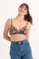 Top de bikini con estampado animal print en tonos beige y negro, con breteles finos y diseño cruzado en el centro del busto.