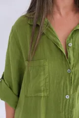 Vestido camisero largo color verde oliva, de lino italiano, con cuello camisero, mangas largas con puños abotonados y cierre frontal con botones. Tiene corte recto y fluido.