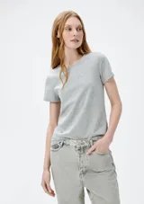 Remera gris de corte recto y mangas cortas.