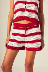 Short tejido a crochet con rayas horizontales rojas y blancas, cintura elastizada con cordón ajustable.