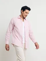 Camisa celeste de manga larga con cuello button-down, confeccionada en tejido rústico de algodón y lino.
