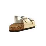 Sandalias bajas color dorado con dos tiras anchas ajustables con hebillas metálicas.