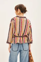 Kimono corto con mangas 3/4, estampado con flores y rayas verticales. Incluye forrería de viscosa estampada y lazo en la cintura.