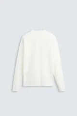Camiseta color blanco hueso de algodón, corte recto y mangas largas.