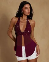 Top verde agua con escote halter, abertura central y detalles de lentejuelas y bordados en el corpiño.