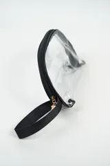 Neceser transparente con cierre de cremallera negro y asa de mano.