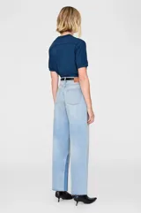 Camiseta azul con estampado frontal con el texto "ANINE BING PARIS" en blanco. Corte recto y mangas cortas.