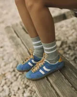 Championes urbanos Kizuna Coolway de corte clásico en ante y nylon color azul con detalles en blanco y suela color miel.