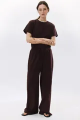 Pantalón marrón de punto de algodón, corte ancho, con cintura elástica y cordón de ajuste.