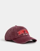 Gorra de gabardina color borgoña con bordado frontal de la leyenda "New York" en color rojo y la inscripción "Est. 1625" en blanco.