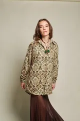Camisa estampada holgada de corte clásico con cuello solapa y abotonada.