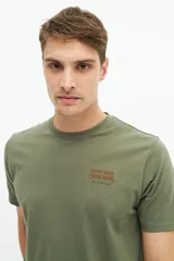 Remera verde militar de manga corta con cuello redondo, corte regular y estampado con texto bordado en relieve en el pecho.