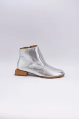 Botines de cuero negro con cierre lateral y taco bajo cuadrado de madera.